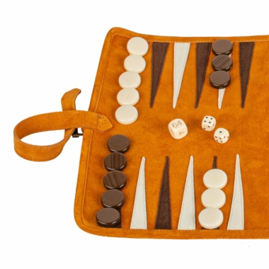 Détails du backgammon enroulable en daim marron, pions et dés sur le plateau en velours - Le Palais Des Echecs