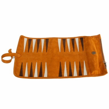 Backgammon enroulable en daim marron ouvert avec une vue sur le plateau, motifs géométriques - Le Palais Des Echecs