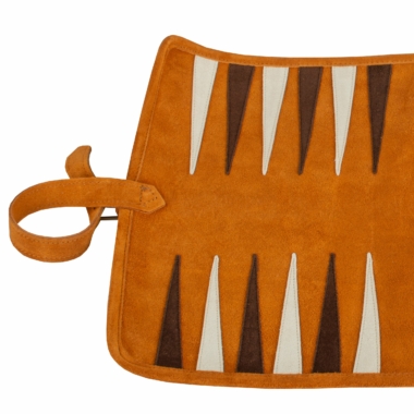Détail du dos du backgammon enroulable en daim marron, finitions soignées et texture - Le Palais Des Echecs