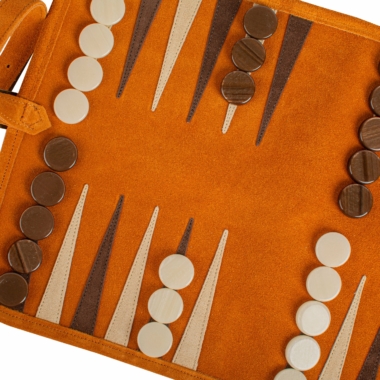 Détail des pions et des segments sur le plateau de backgammon enroulable en daim marron, esthétique harmonieuse