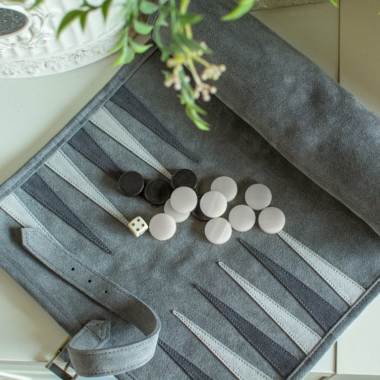 Ambiance calme autour du backgammon en daim vert forêt ouvert sur une table