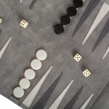 Détail du jeu de backgammon en daim vert forêt avec pions et dés - Le Palais Des Echecs