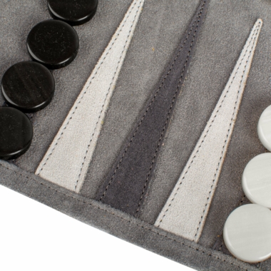 Zoom sur la surface en daim du backgammon vert forêt - Le Palais Des Echecs
