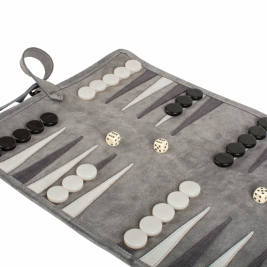 Backgammon enroulable en daim vert forêt avec pions et dés sur une table - ambiance cosy