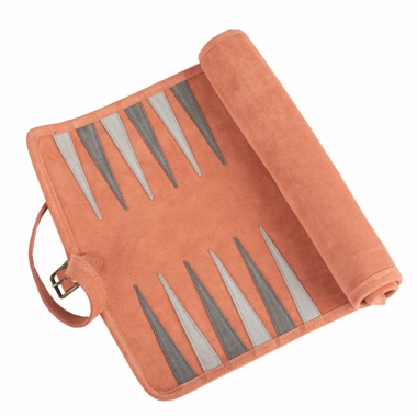 Ensemble de Backgammon enroulable en daim saumon vu de dessus - Le Palais Des Echecs
