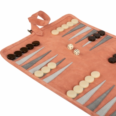 Vue rapprochée du plateau de Backgammon en daim saumon montrant les pions et dés