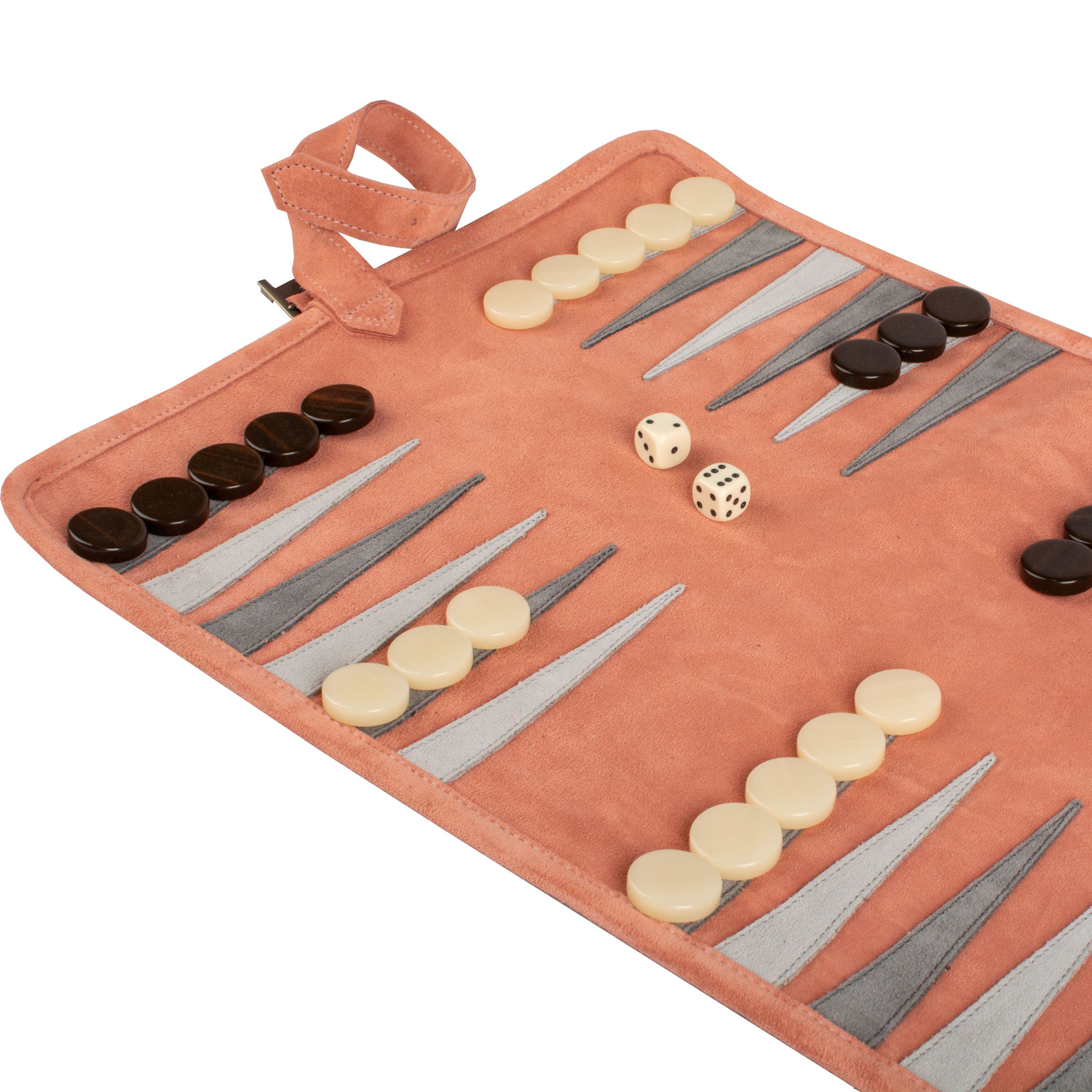 Vue rapprochée du plateau de Backgammon en daim saumon montrant les pions et dés