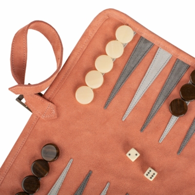 Détail du plateau de Backgammon en daim saumon, avec pions de jeu bien disposés