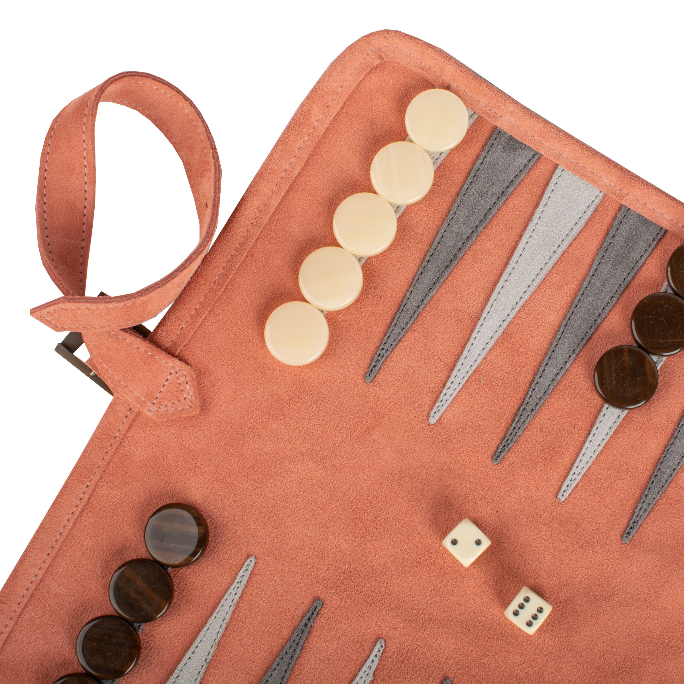 Détail du plateau de Backgammon en daim saumon, avec pions de jeu bien disposés