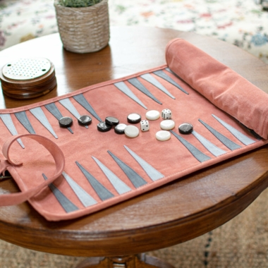 Ensemble de Backgammon en daim saumon sur une table, ambiance conviviale - Le Palais Des Echecs