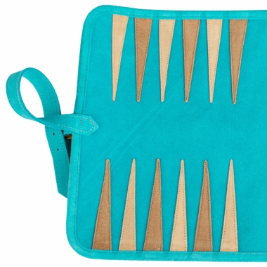 Vue du plateau de backgammon en daim vert forêt, avec un design raffiné et épuré