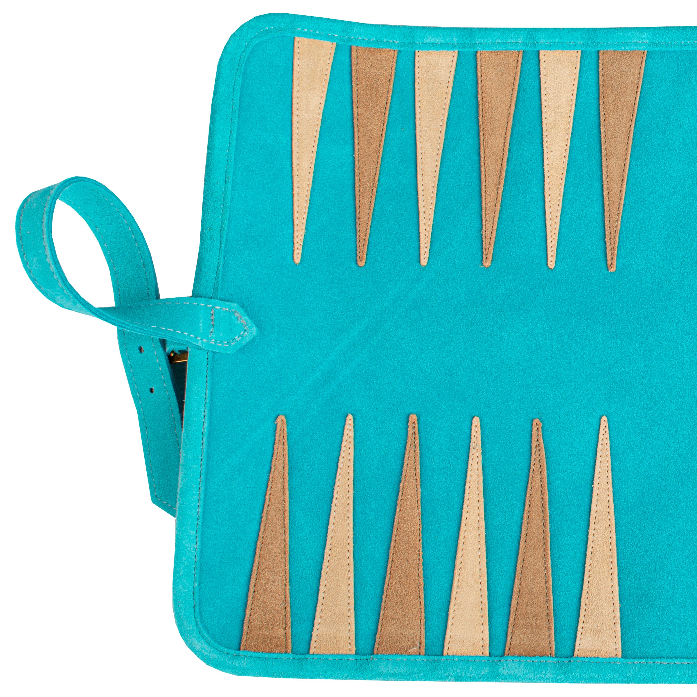 Vue du plateau de backgammon en daim vert forêt, avec un design raffiné et épuré
