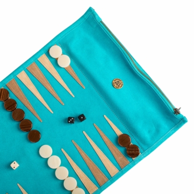 Détail avec dés et pions sur le plateau de backgammon en daim vert forêt, brun et crème