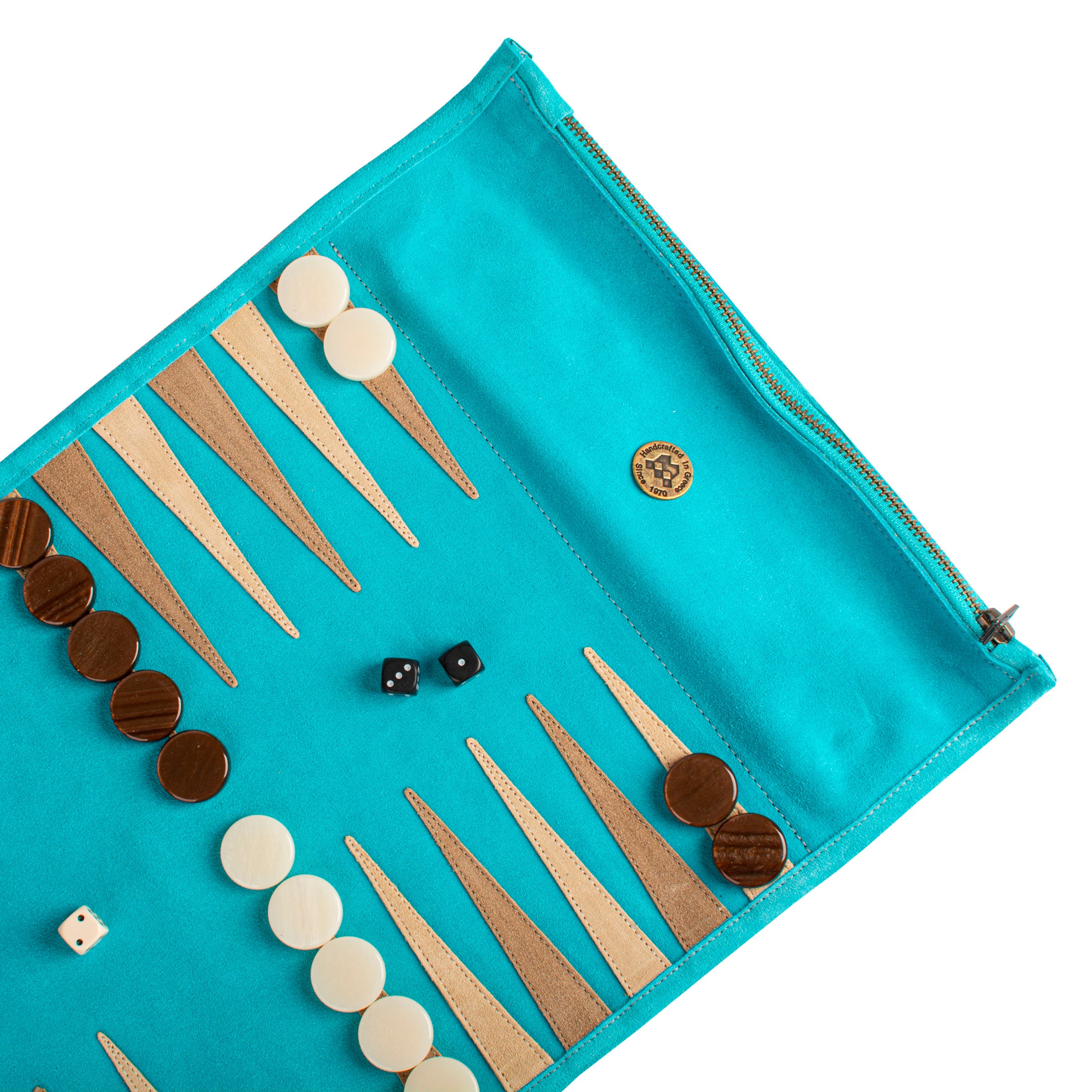 Détail avec dés et pions sur le plateau de backgammon en daim vert forêt, brun et crème