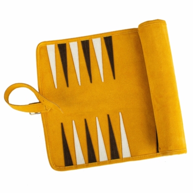 Tapis de backgammon en daim jaune ouvert avec pions - Le Palais Des Echecs