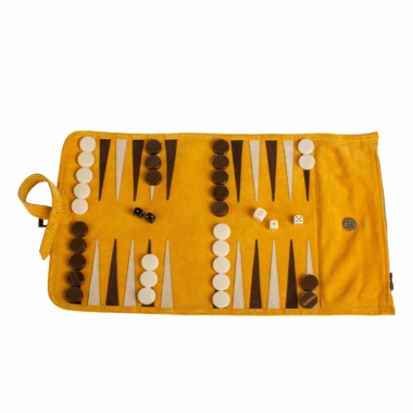 Tapis de backgammon jaune avec dés et pions en cours de jeu