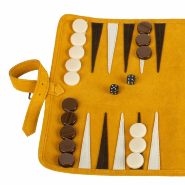 Détail du tapis de backgammon en daim jaune avec pions et dés