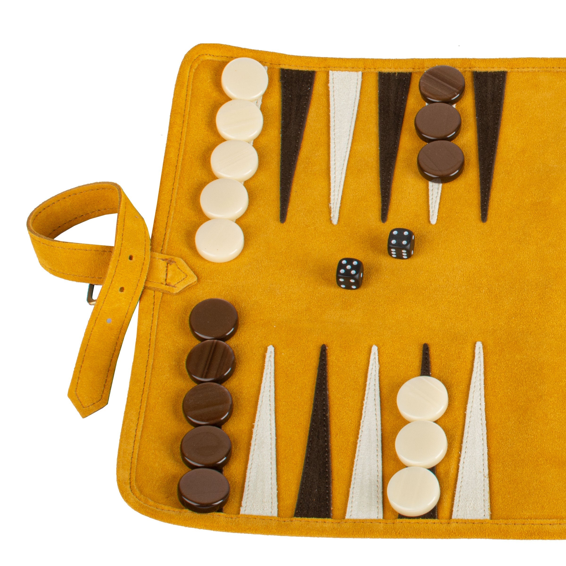 Détail du tapis de backgammon en daim jaune avec pions et dés