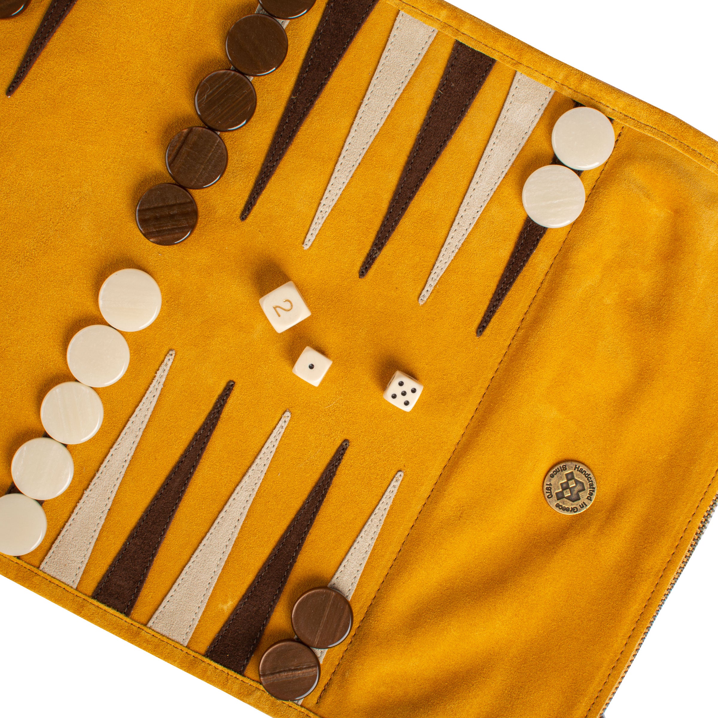 Détail des pions et dés sur le tapis de backgammon en daim - Le Palais Des Echecs