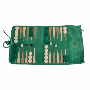 Plateau de backgammon en daim vert forêt, pièces et dés en place, ambiance de jeu