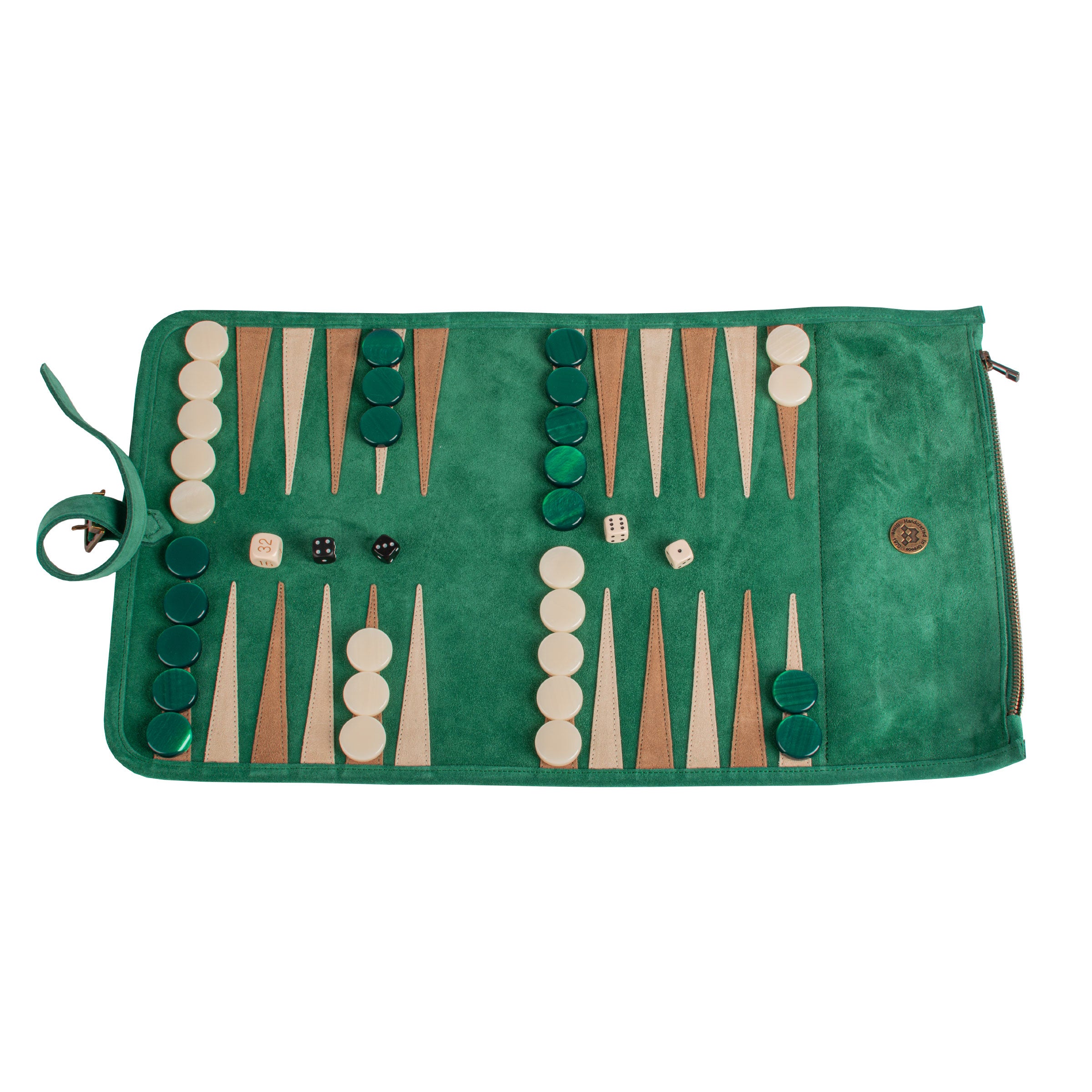 Plateau de backgammon en daim vert forêt, pièces et dés en place, ambiance de jeu