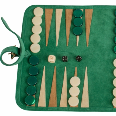 Détails du backgammon en daim vert forêt avec pièces et dés sur le plateau