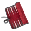 Ensemble de backgammon enroulable daim rouge bordeaux avec motifs élégants - Le Palais Des Echecs