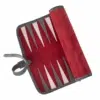 Ensemble de backgammon enroulable daim rouge bordeaux avec motifs élégants - Le Palais Des Echecs