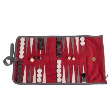 Plateau de backgammon déplié avec tous les pions et dés en place - Le Palais Des Echecs