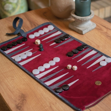 Ensemble de backgammon déplié sur une table, ambiance conviviale et chaleureuse - Le Palais Des Echecs