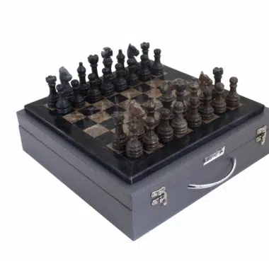 Jeu d’échecs en marbre présenté sur son coffret rigide gris