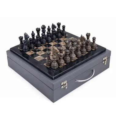 Jeu d'échecs en pierre naturelle et marbre posé ouvert sur son coffret de rangement