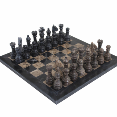 Jeu d’échecs en marbre présenté sur son coffret rigide gris
