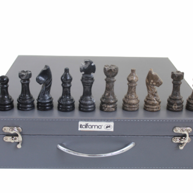 Jeu d’échecs en marbre présenté sur son coffret rigide gris