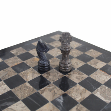 Jeu d’échecs en marbre présenté sur son coffret rigide gris