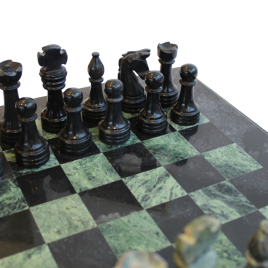 Jeu d’échecs en marbre noir et vert de 30 cm avec coffret