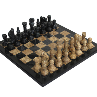 Jeu d’échecs en marbre noir et beige dans son coffret de rangement