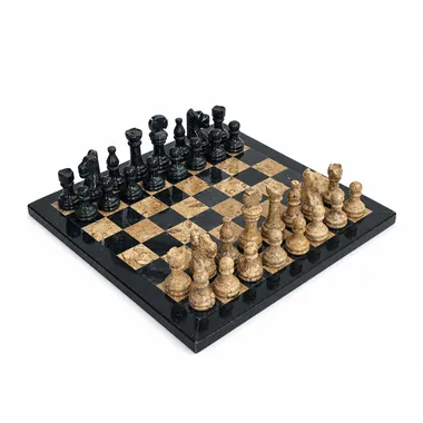 Jeu d'échecs en marbre noir et beige, pièces disposées sur l'échiquier