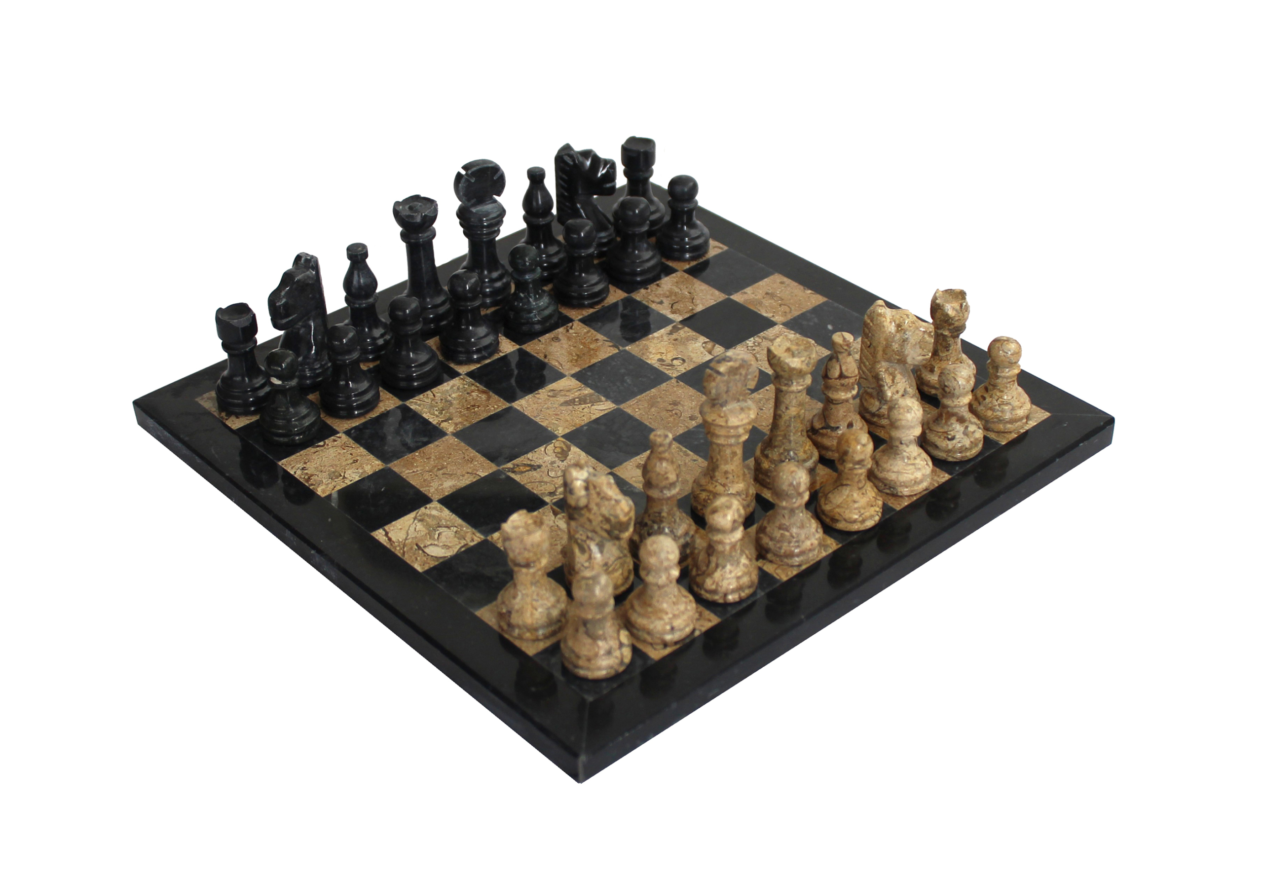 Jeu d’échecs en marbre noir et beige dans son coffret de rangement