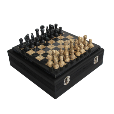 Jeu d’échecs en marbre noir et beige dans son coffret de rangement