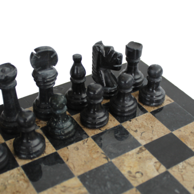 Jeu d’échecs en marbre noir et beige dans son coffret de rangement