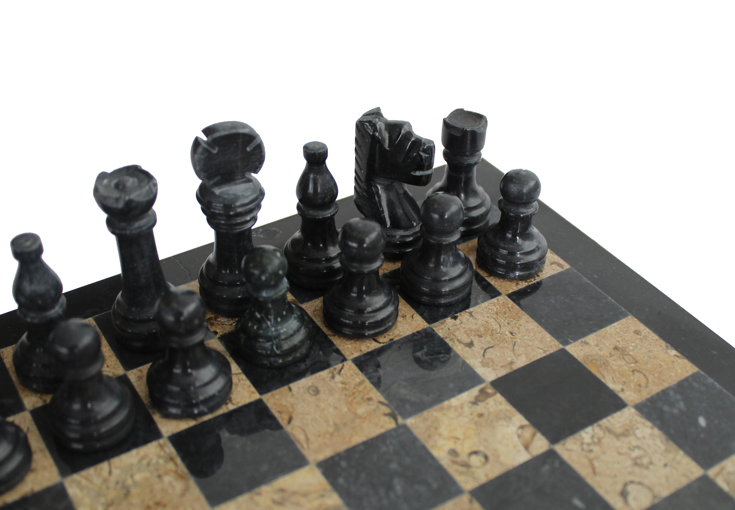 Jeu d’échecs en marbre noir et beige dans son coffret de rangement