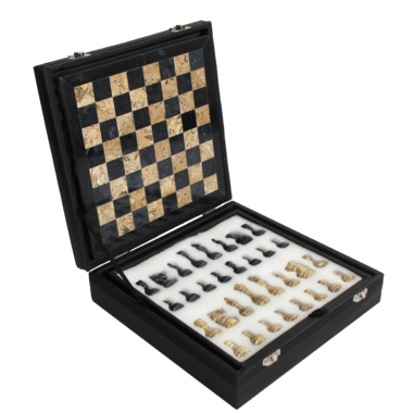 Jeu d’échecs en marbre noir et beige dans son coffret de rangement