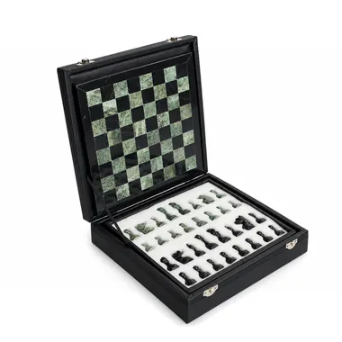 Coffret de rangement ouvert montrant l'échiquier en marbre et les pièces rangées