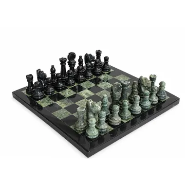 Jeu d'échecs en marbre noir et vert, vue d'ensemble sur l'échiquier 23 x 23 cm