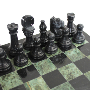 Jeu d’échecs en marbre noir et vert sur échiquier de 23 cm