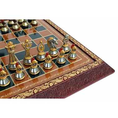 Détail des pièces d'échecs romaines en métal argent et or peintes à la main avec pion centurion