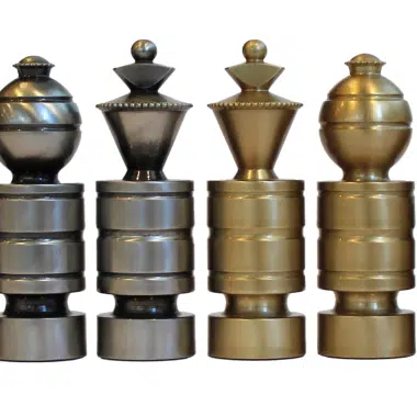 Gamme complète des pièces d'échecs design en laiton massif dorées et argentées fétichisées