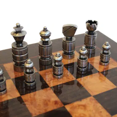 Focus sur les pièces d'échecs en laiton patiné bronze et nickel au design géométrique