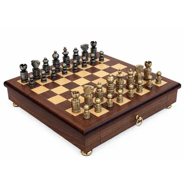 Vue d'ensemble du jeu d'échecs moderne avec pièces en laiton massif sur échiquier en bois d'acajou avec tiroir